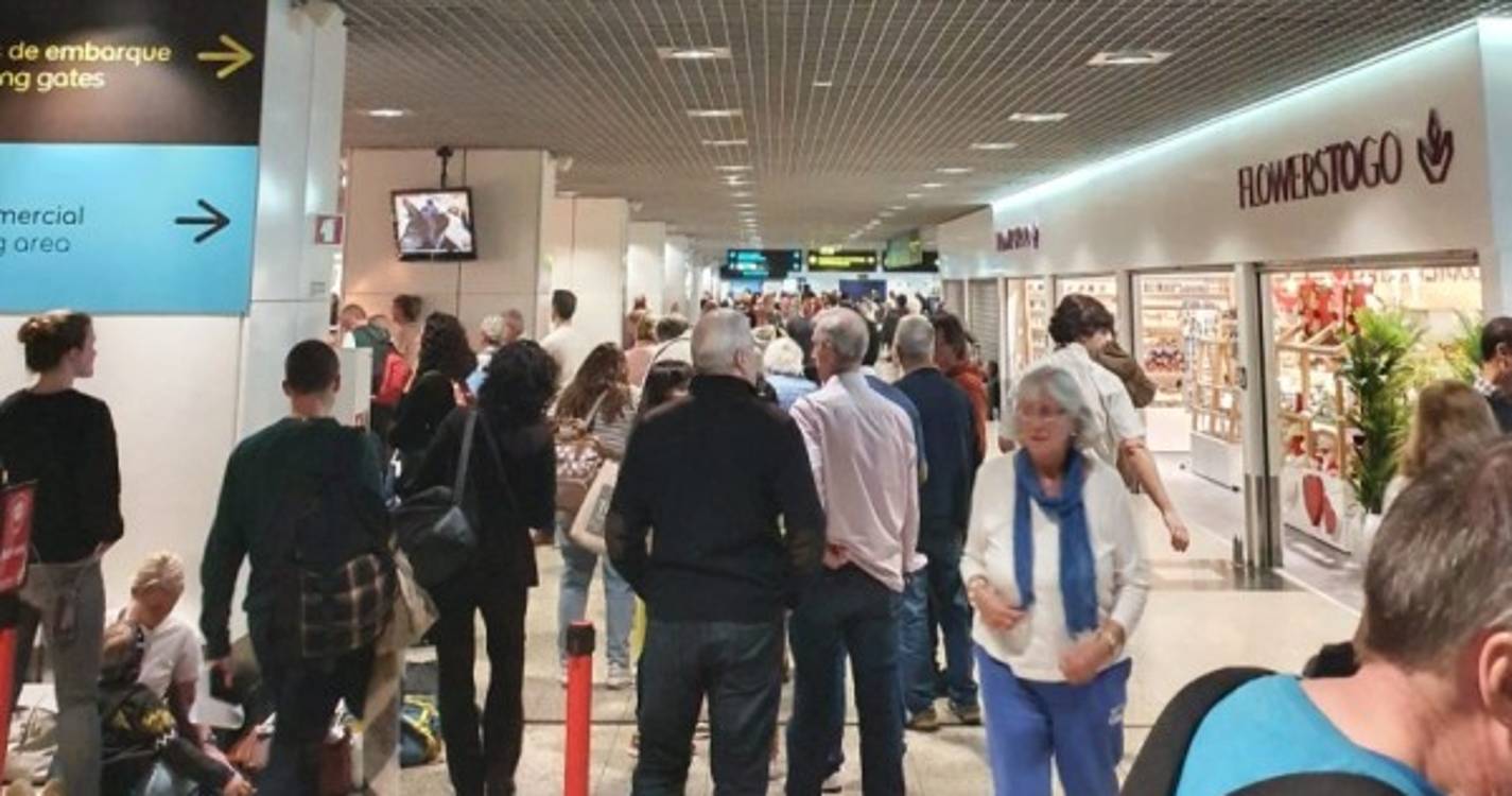 Horas de espera no aeroporto levam passageiros a perder a paciência e a apontar "falta de organização"