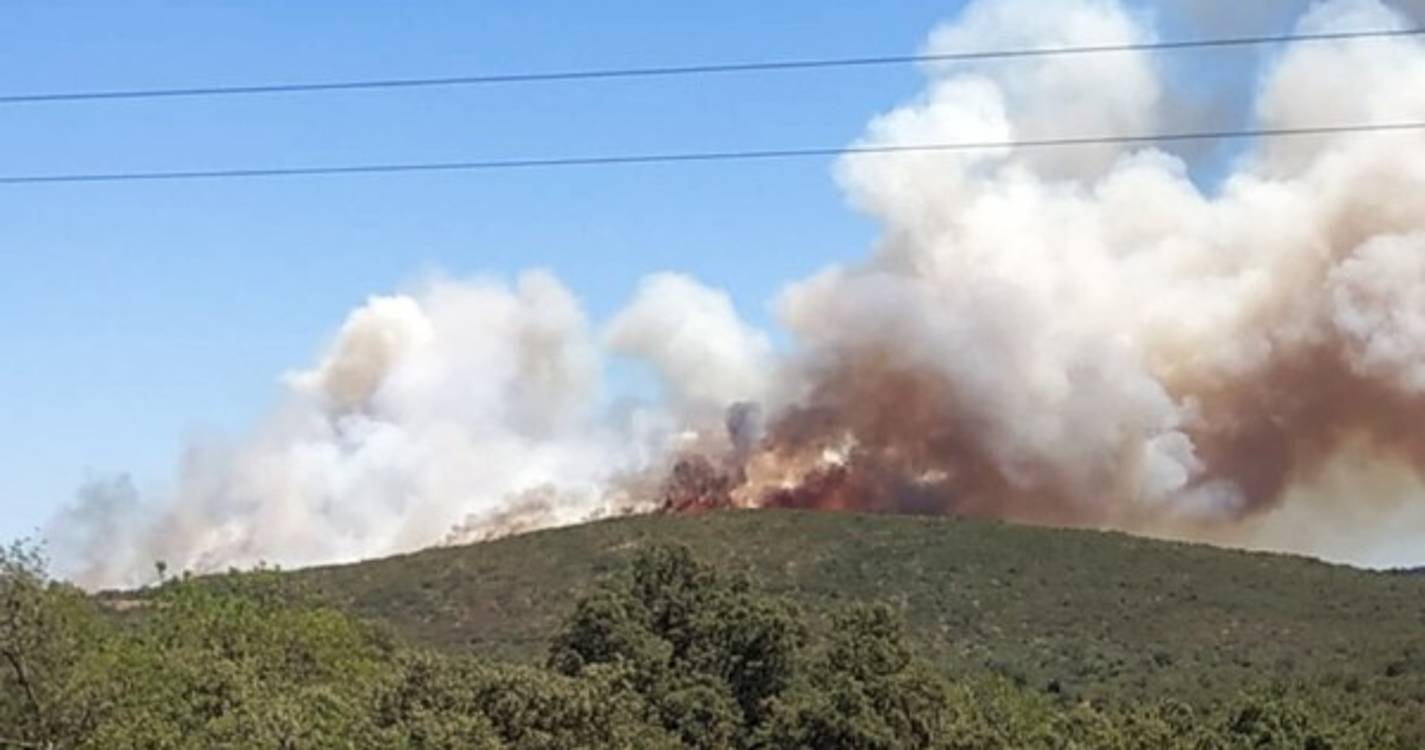 Mais de 170 bombeiros combatem dois fogos em Loulé