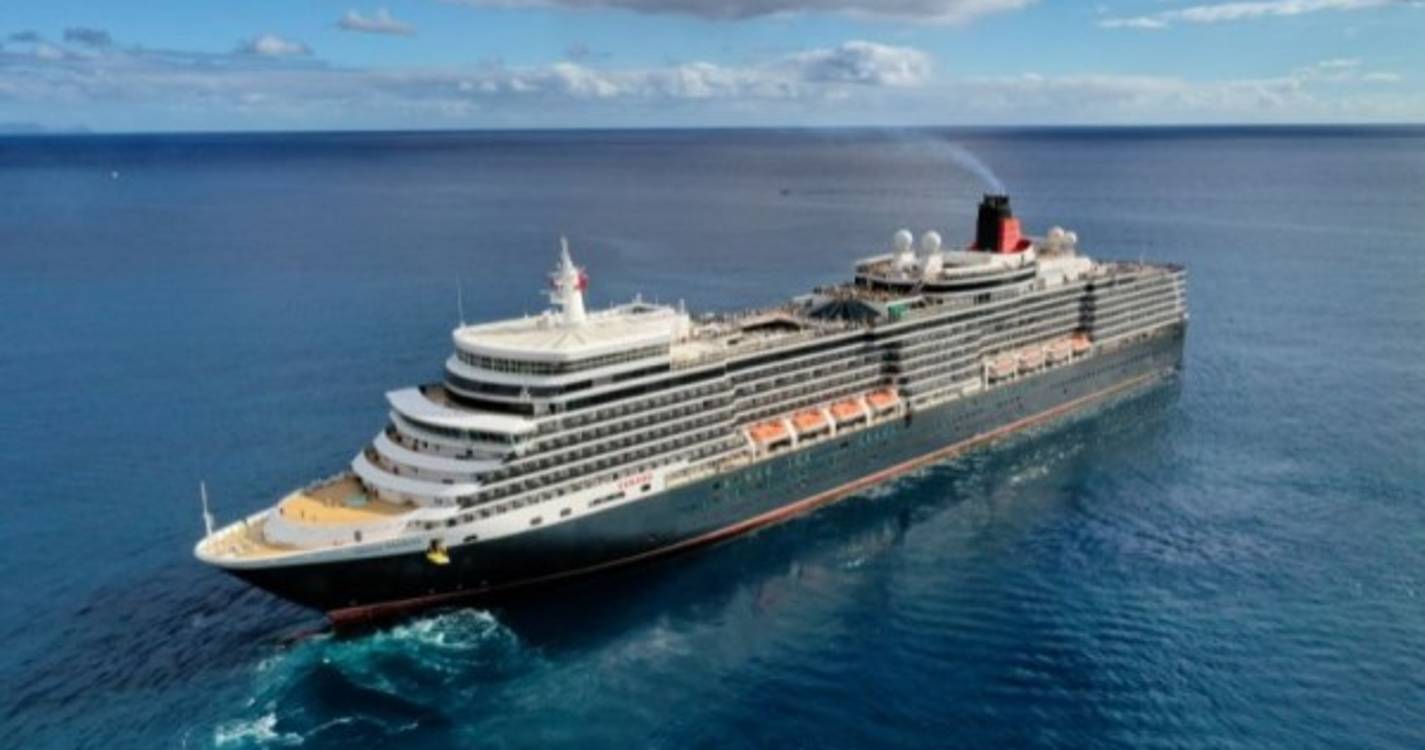 Réveillon com 11 navios no anfiteatro funchalense