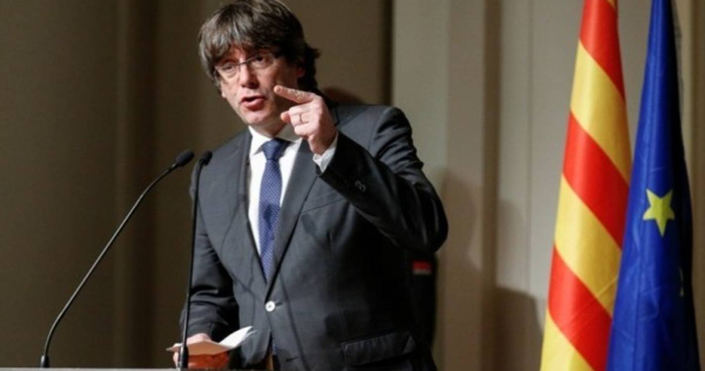 Justiça europeia devolve imunidade parlamentar a ex-presidente catalão Carles Puigdemont