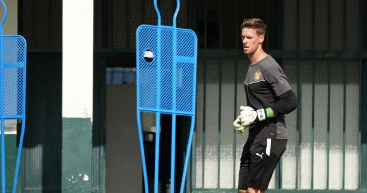 Romain Salin de saída do Marítimo após assalto à sua residência em França