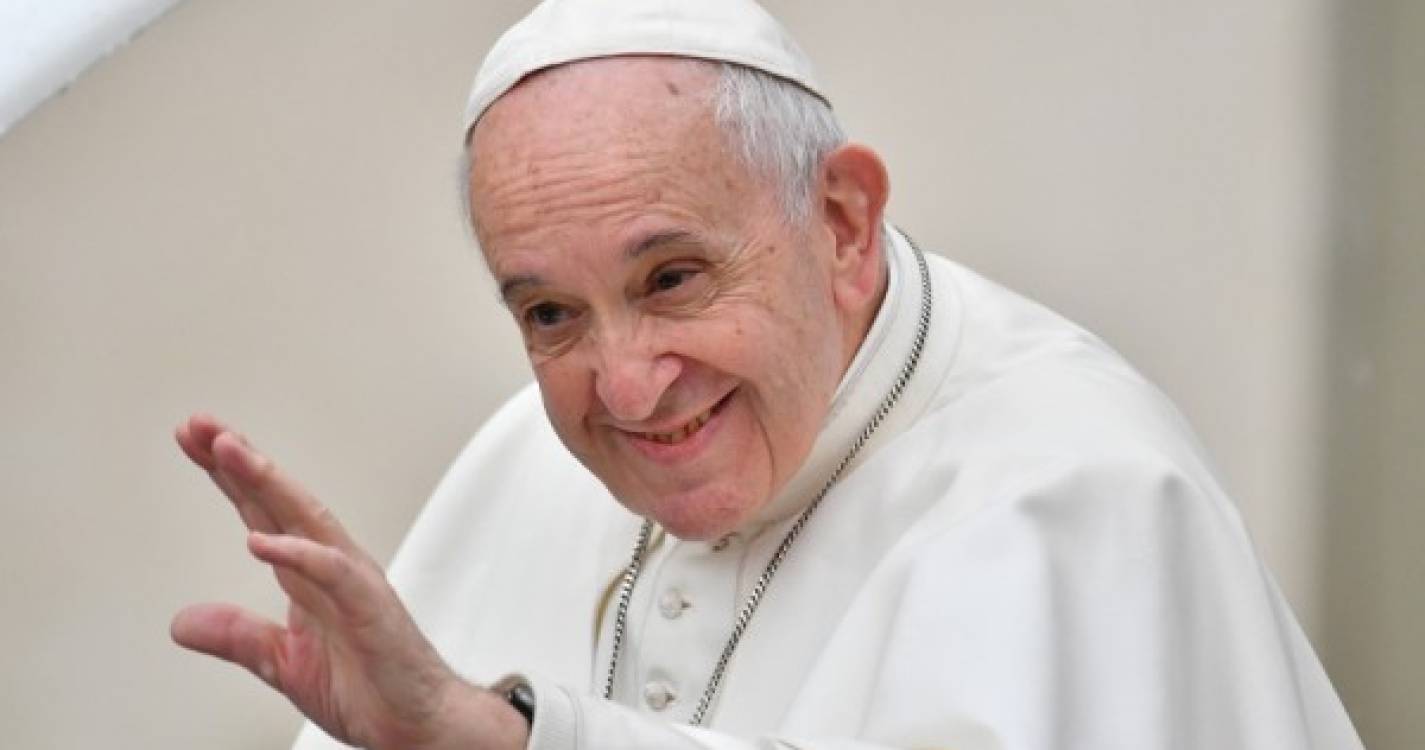 Papa encoraja casais ao diálogo e a não se &#34;isolarem nos telemóveis&#34;