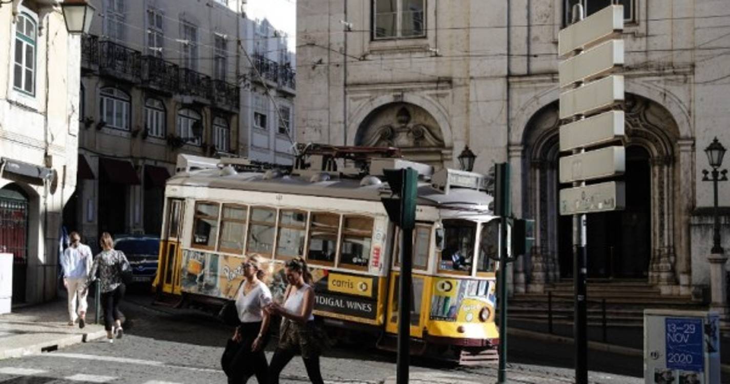 Emissões poluentes do turismo em Portugal abrandam apesar de subida no PIB