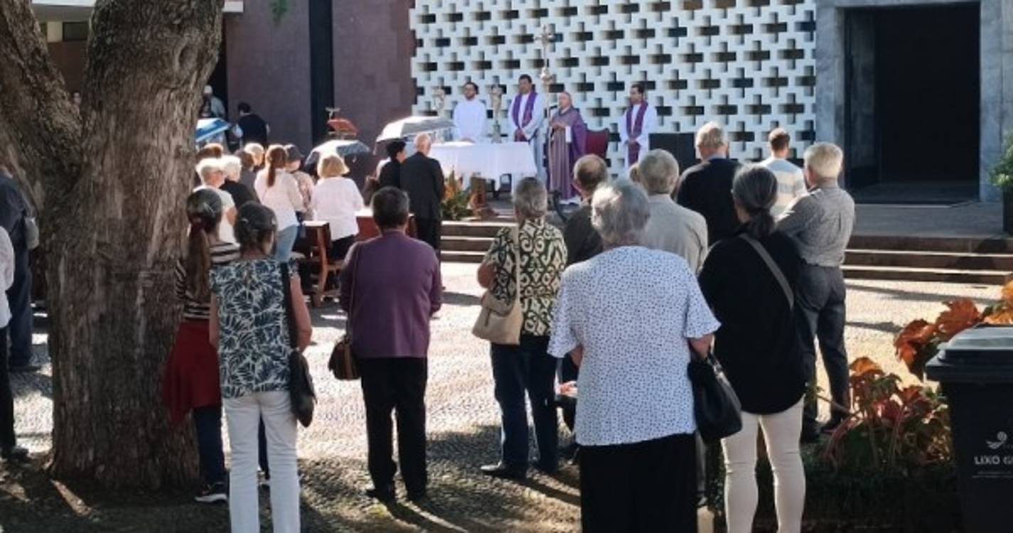 Bispo celebra missa no Cemitério de São Martinho (com fotos)