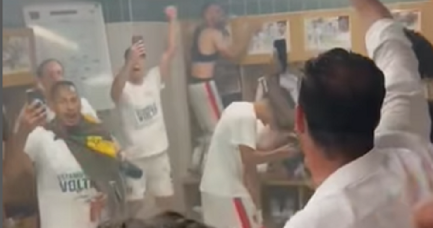 Festa e emoção no balneário do Estrela da Amadora após a vitória (com vídeo)