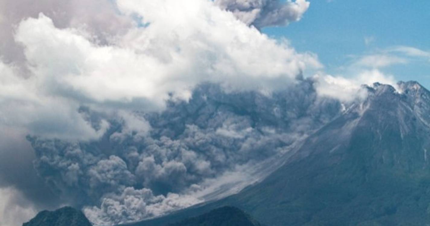 Vulcão indonésio Merapi, um dos mais ativos do mundo, entra em erupção
