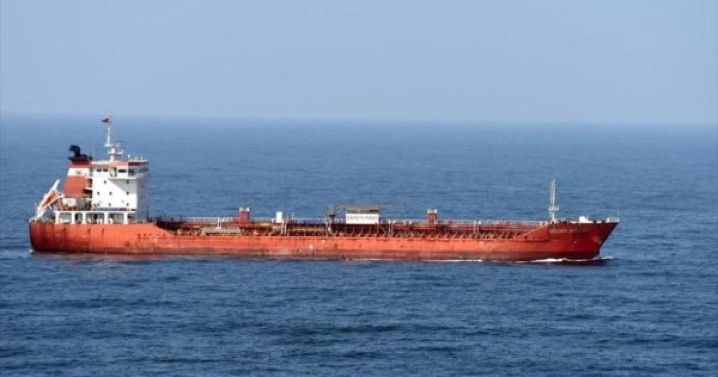 Dois navios ao largo dos Emirados no golfo de Omã avisam que perderam o controlo