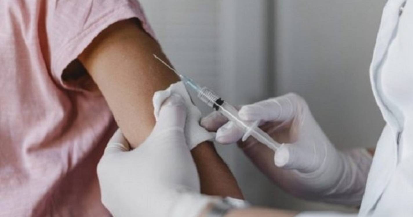 Covid-19: 127 suspeitas de reações adversas graves em crianças e jovens