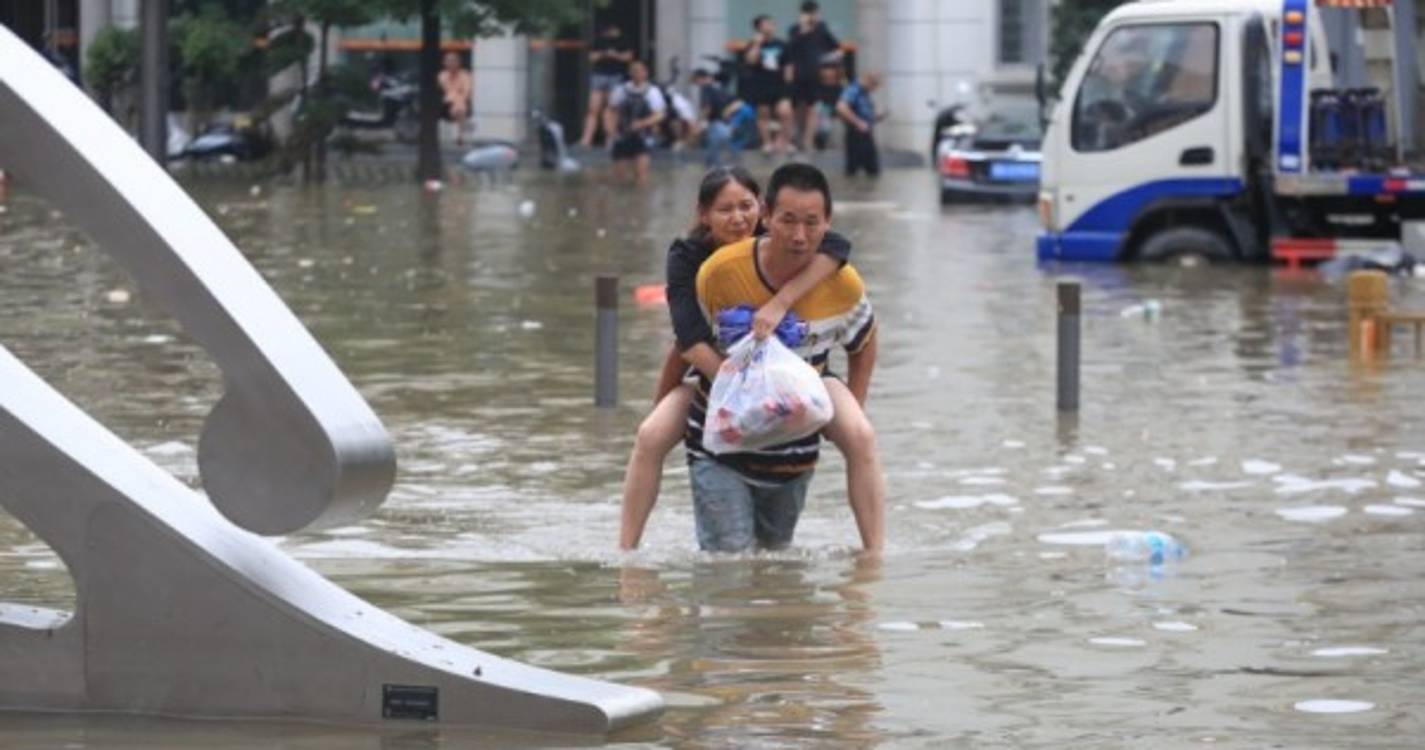 Inundações no centro da China afetam mais de 800 mil pessoas