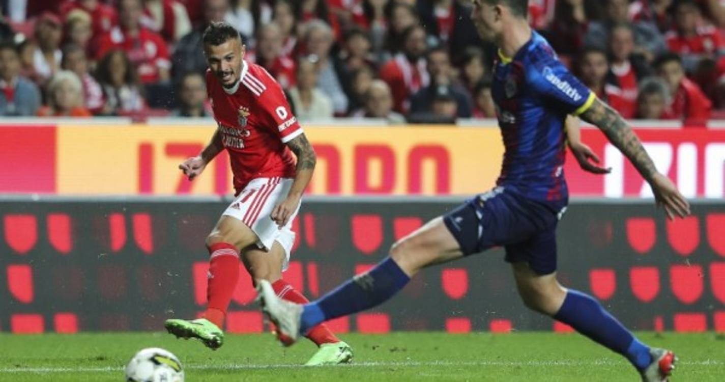 Benfica goleia e reforça liderança