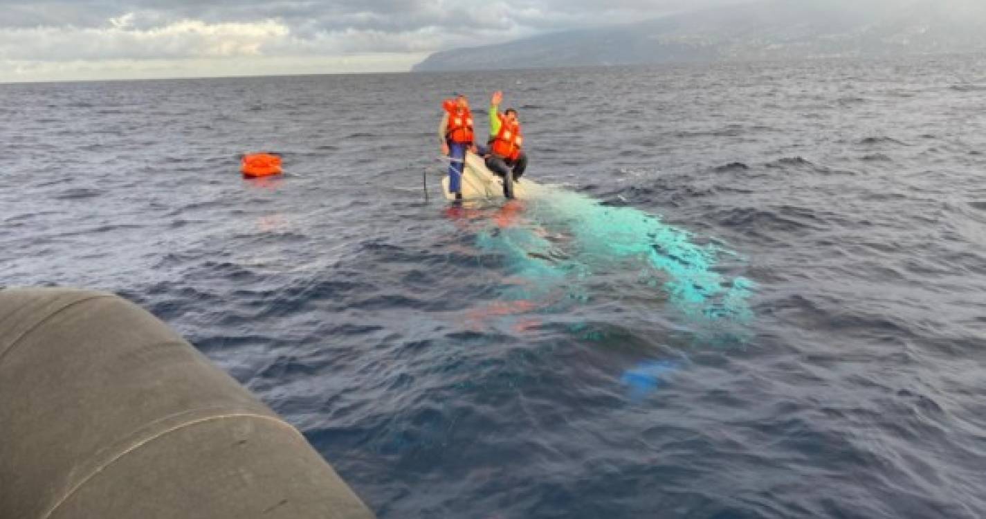 Dois pescadores foram resgatados de embarcação que naufragou ao largo do Cabo Girão