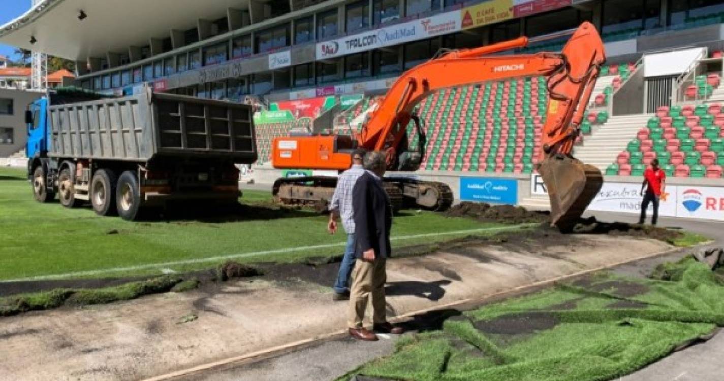 Relvado do Estádio do Marítimo começou a ser substituído (com fotos)