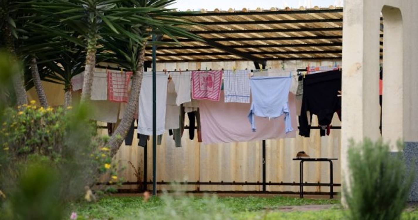 Cabine portuguesa mata covid-19 na roupa