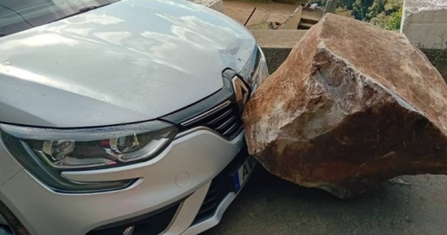 Derrocada atingiu viatura na Fajã das Galinhas (com fotos)