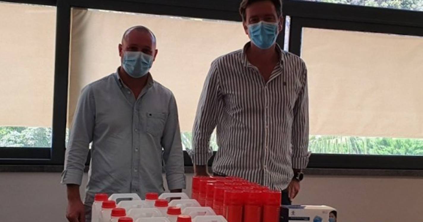 Junta da Ribeira Brava entregou máscaras, álcool gel e termómetros a delegação escolar e esquadra