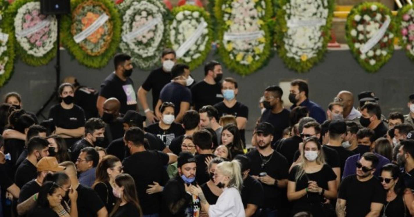 Fãs e família dizem último adeus à cantora Marília Mendonça (com fotos)