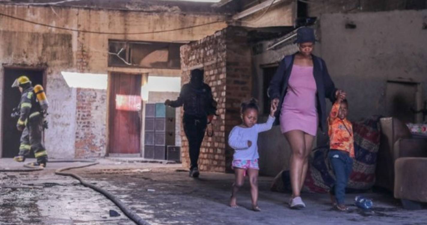 Incêndio destrói outro prédio ocupado no centro de Joanesburgo