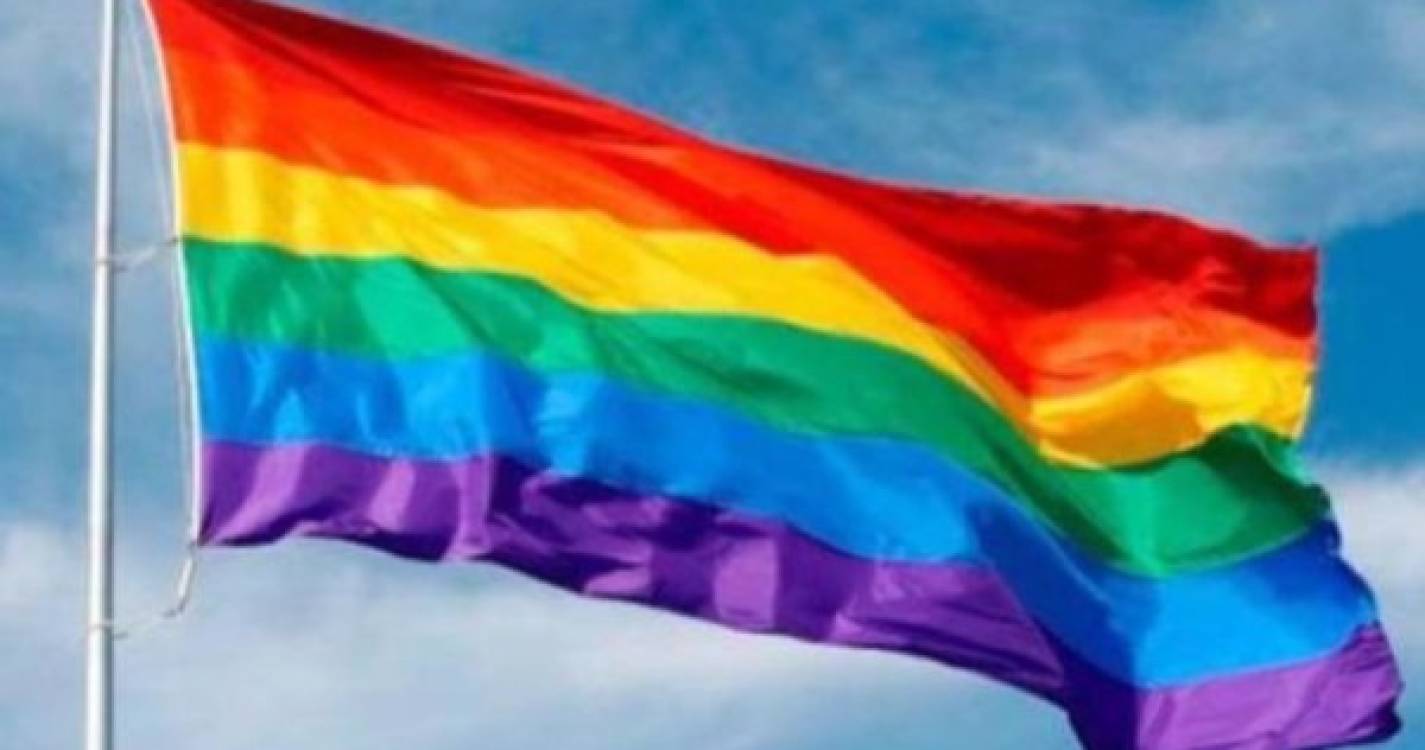 Bandeira arco-íris hasteada terça-feira em frente à Câmara Municipal do Porto