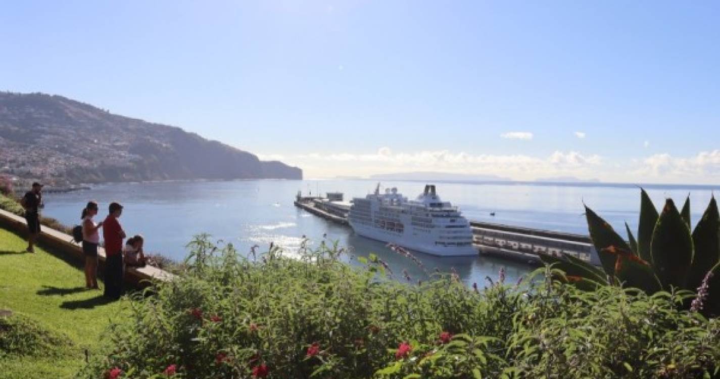 Luxuoso navio de cruzeiro abrilhanta hoje o Porto do Funchal