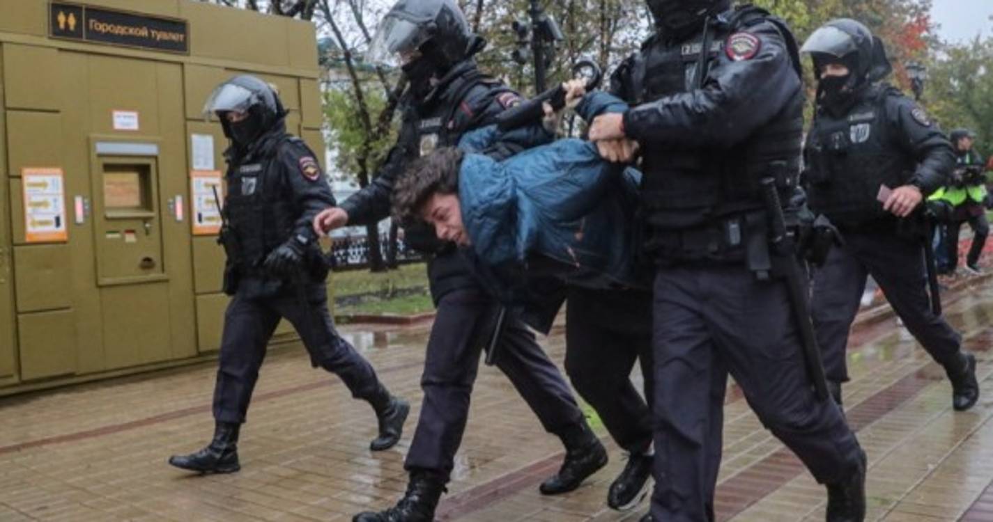 Ucrânia: Rússia aumenta penas por rendição ou recusa em combater