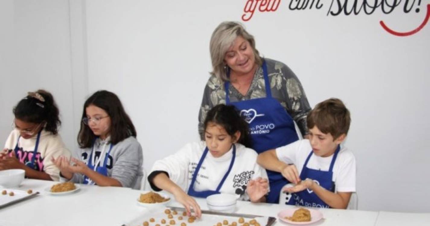 20 crianças aprendem tradição das broas de mel na ‘Cozinha de Afetos