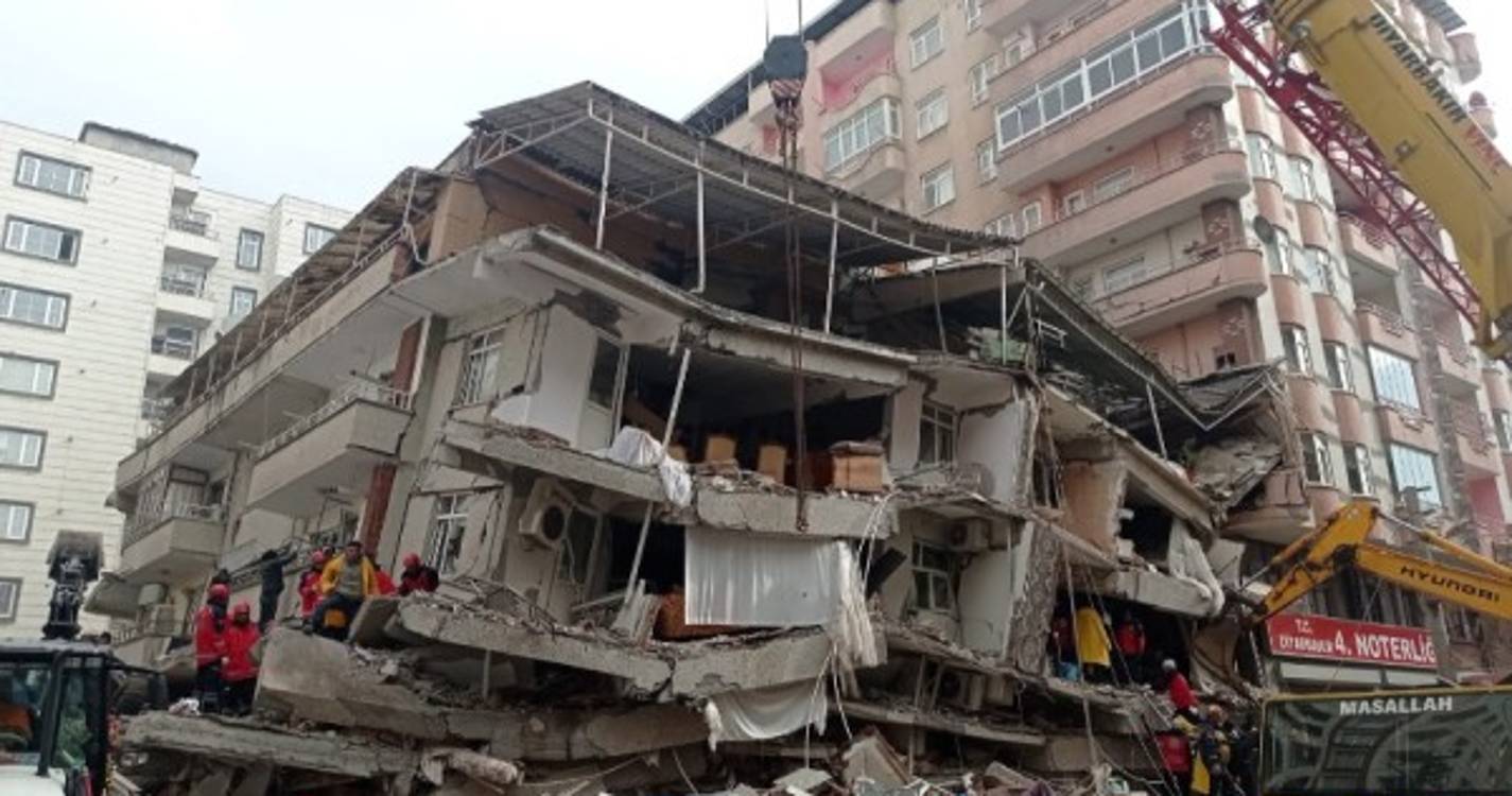 Turquia: Vídeo mostra momento em que criança é resgatada dos escombros