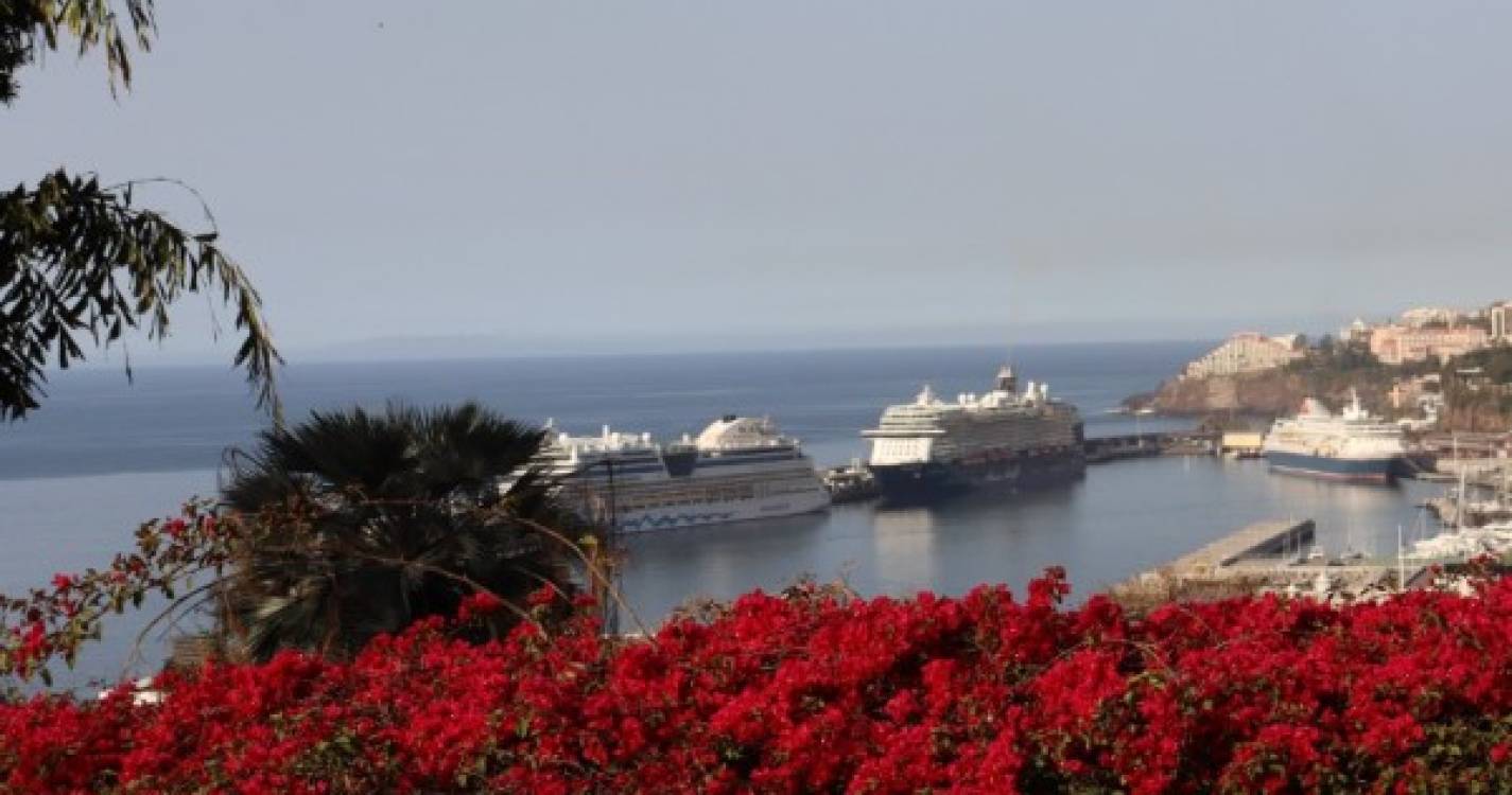 Porto do Funchal com 3 navios e 7.299 pessoas