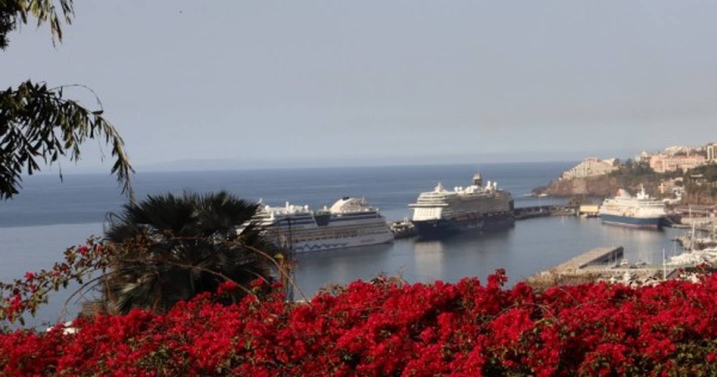 Porto do Funchal com 3 navios e 7.299 pessoas