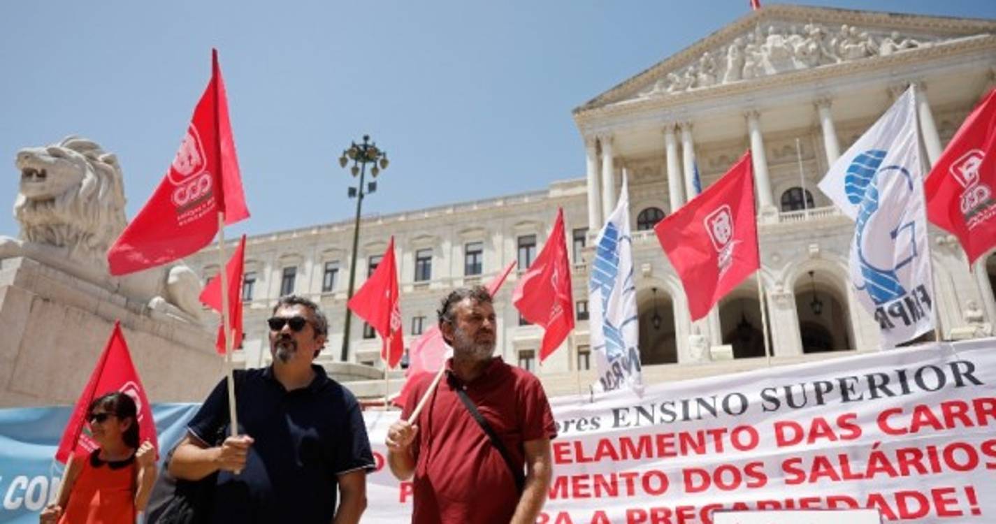Trabalhadores científicos protestaram junto à Assembleia da República contra precariedade