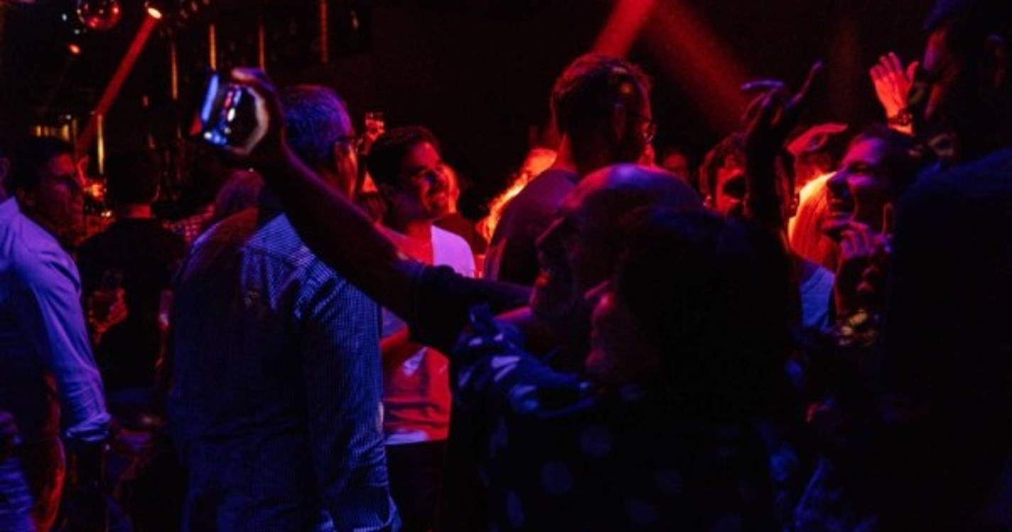 Clientes de bares e discotecas sem obrigação de usar máscara no interior