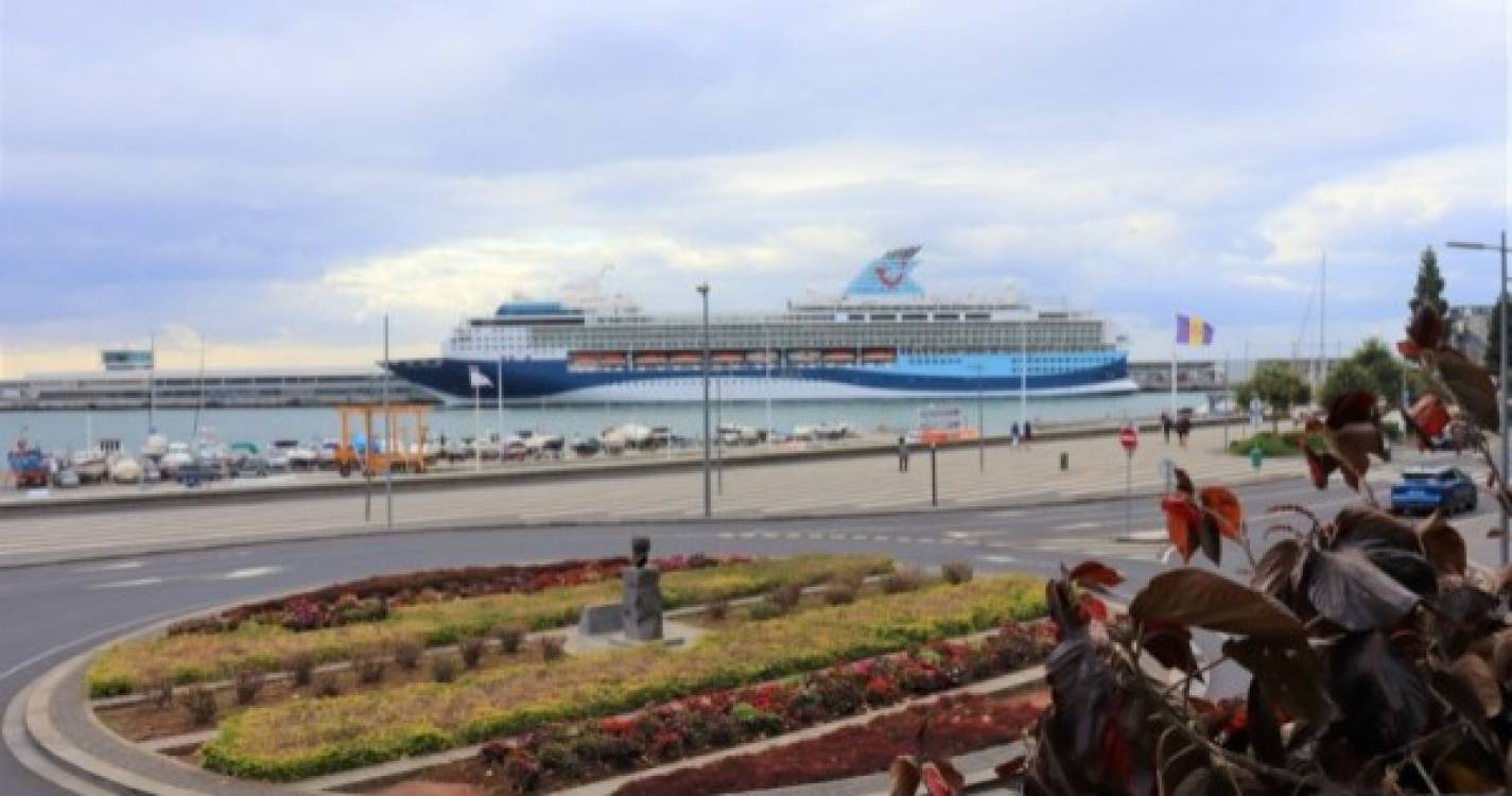 2.616 pessoas fazem escala de 13 horas no Porto do Funchal a bordo do ‘Marella Explorer’