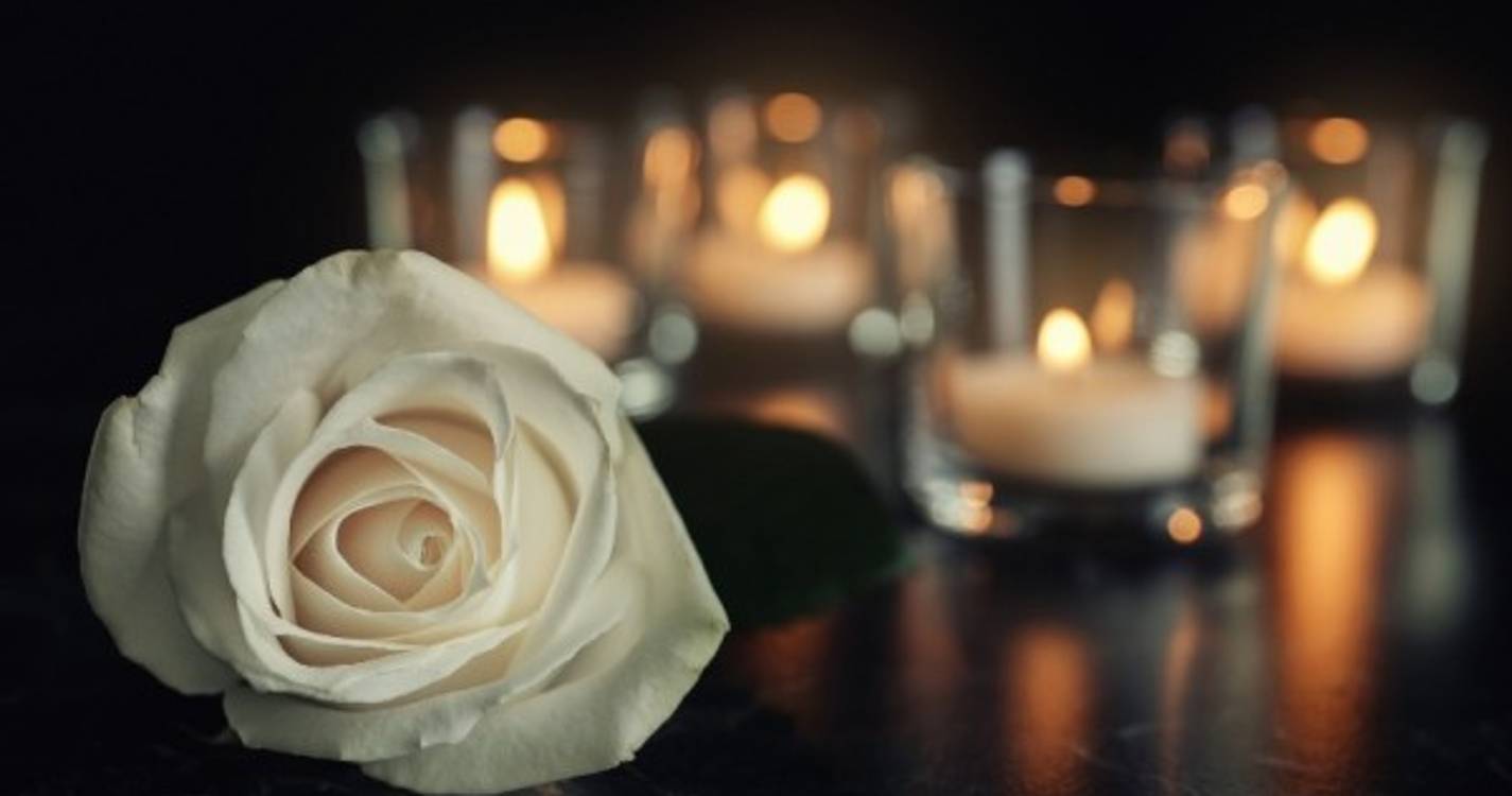 Viúvo de professora assassinada presta-lhe homenagem dançando no funeral