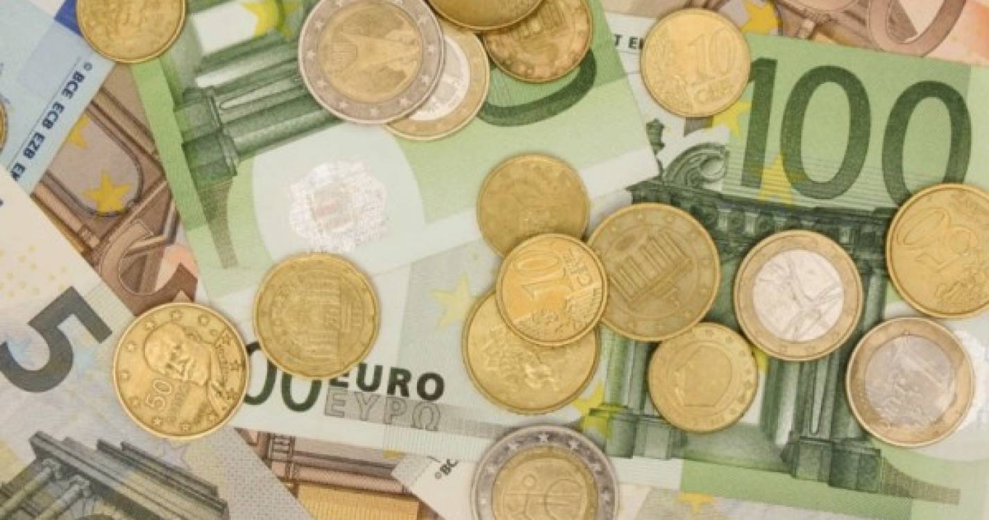 Euro continua a reforçar-se acima de 1,09 dólares