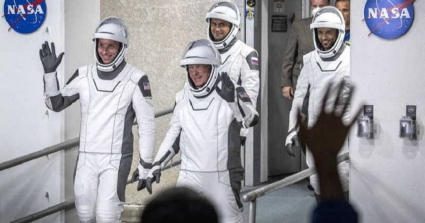 Astronautas da SpaceX chegam à Estação Espacial Internacional