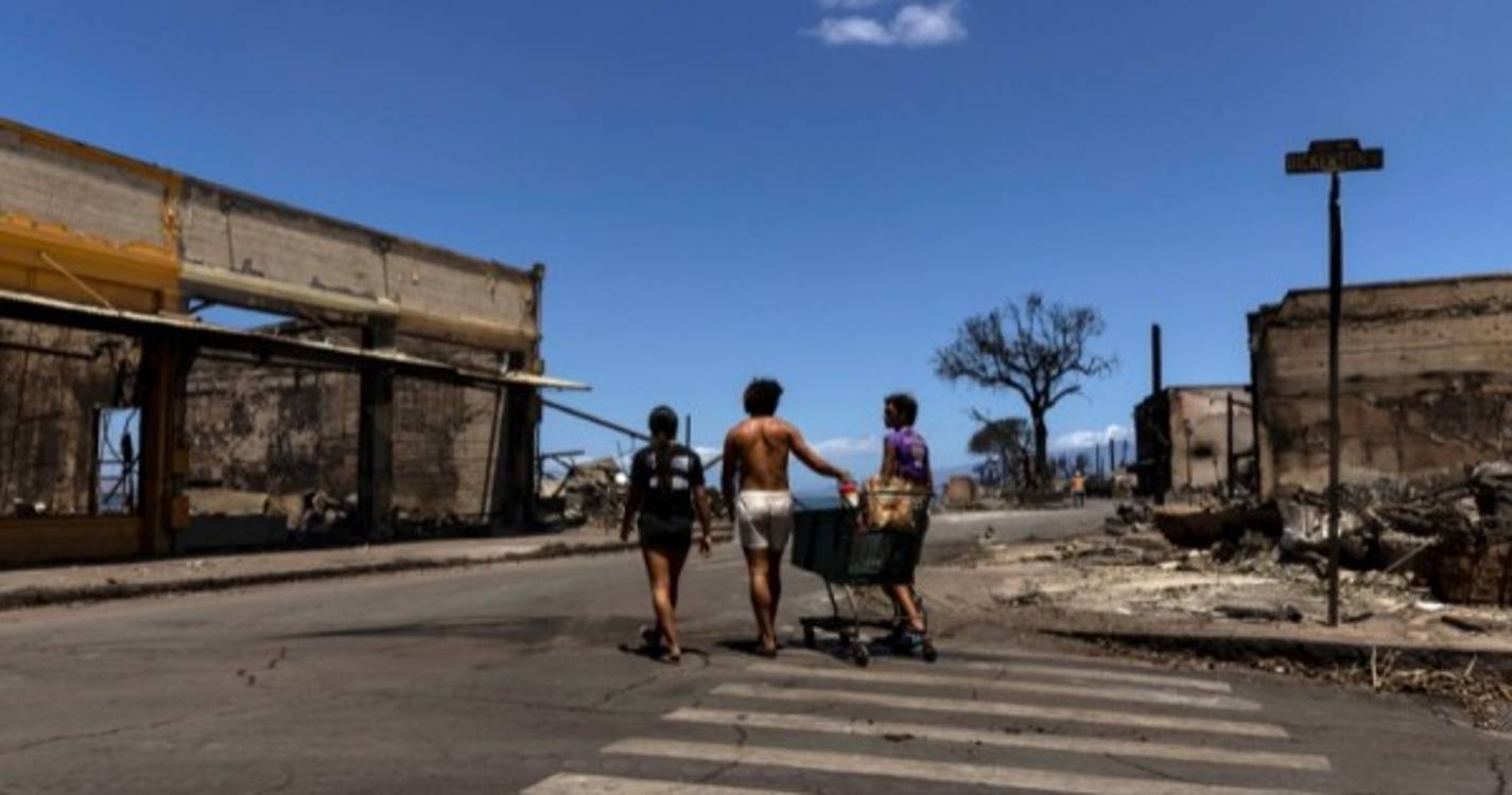Residentes na cidade destruída pelo fogo no Havai autorizados a regressarem