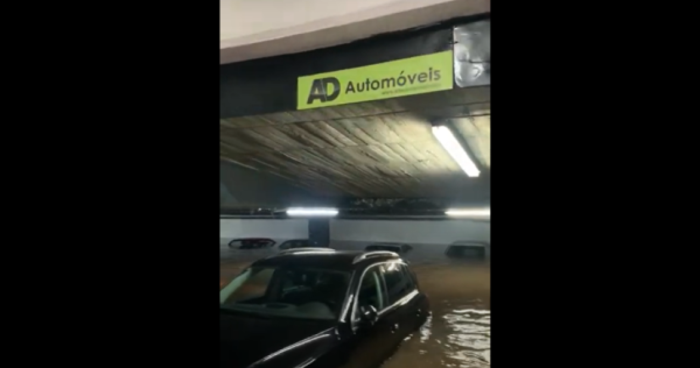 Carros submersos no parque de estacionamento do CentroMar no Funchal (com vídeo)