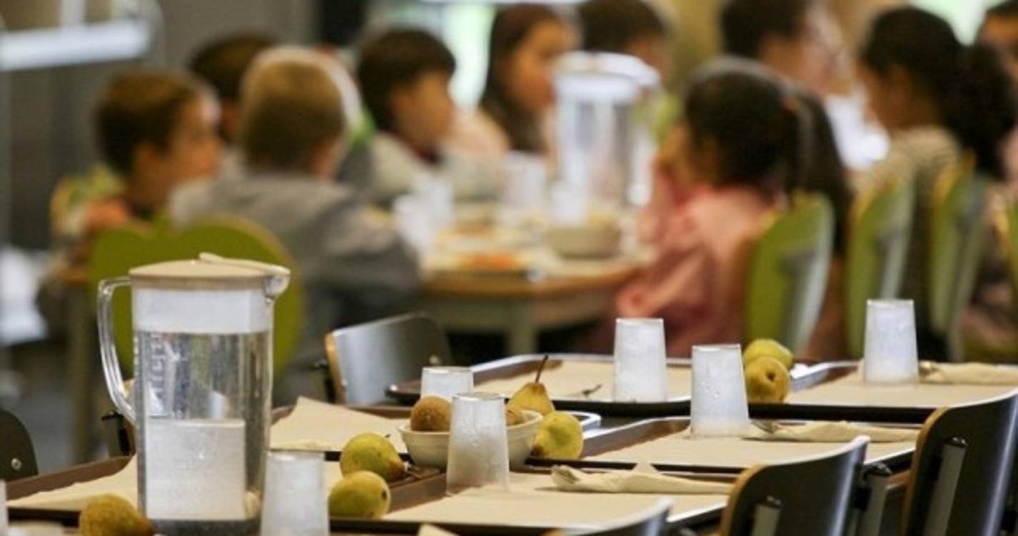 Fim dos hambúrgueres, empadas e batatas fritas nos bares das escolas