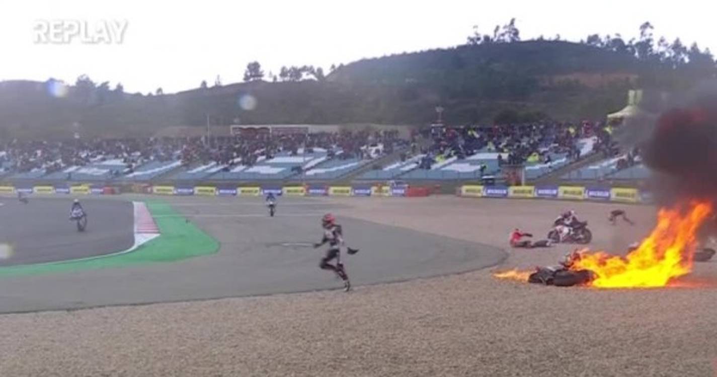 Veja o vídeo do violento acidente que envolveu oito pilotos de Moto2 em Portimão