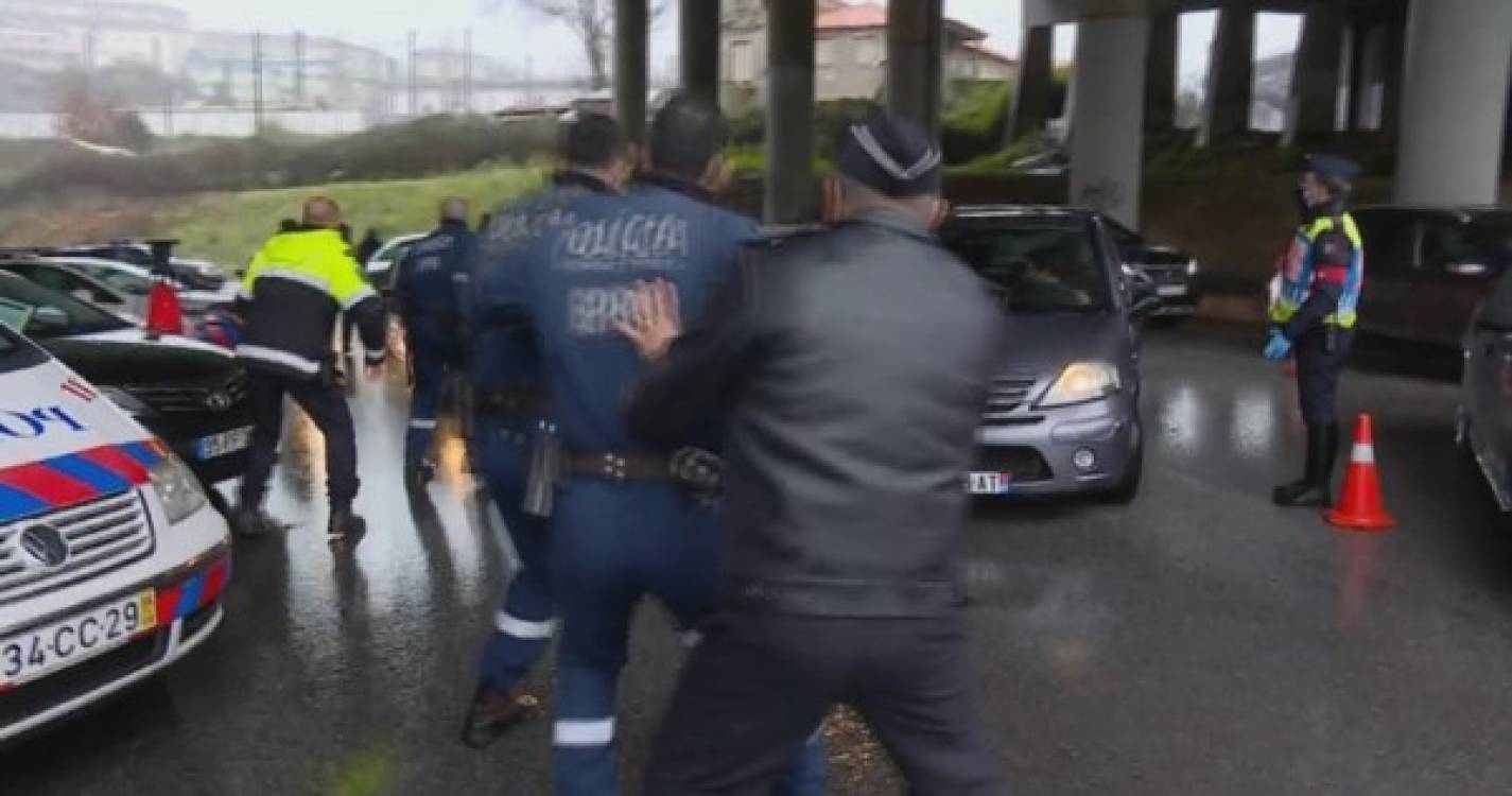 Condutor sem carta quase atropela polícias ao fugir de fiscalização no Porto