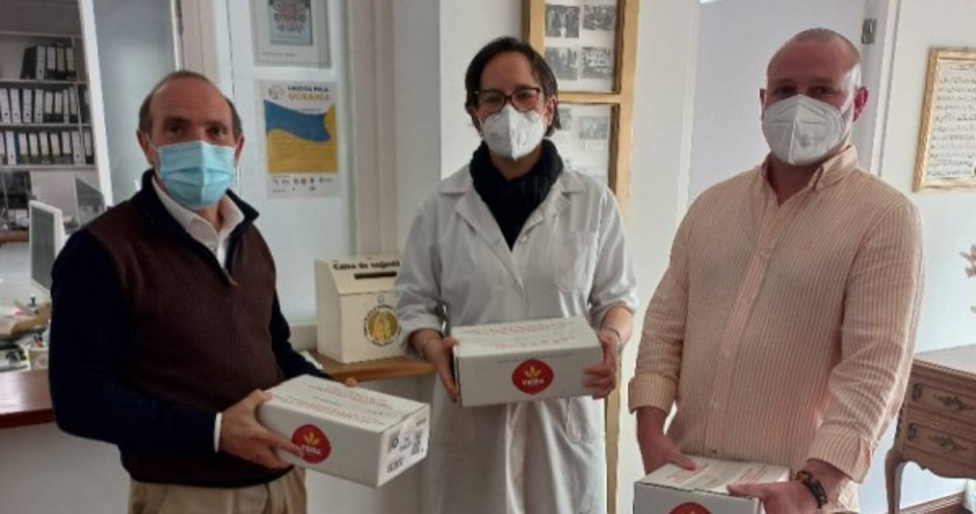 Junta de Freguesia oferece amêndoas a crianças e idosos da Ribeira Brava