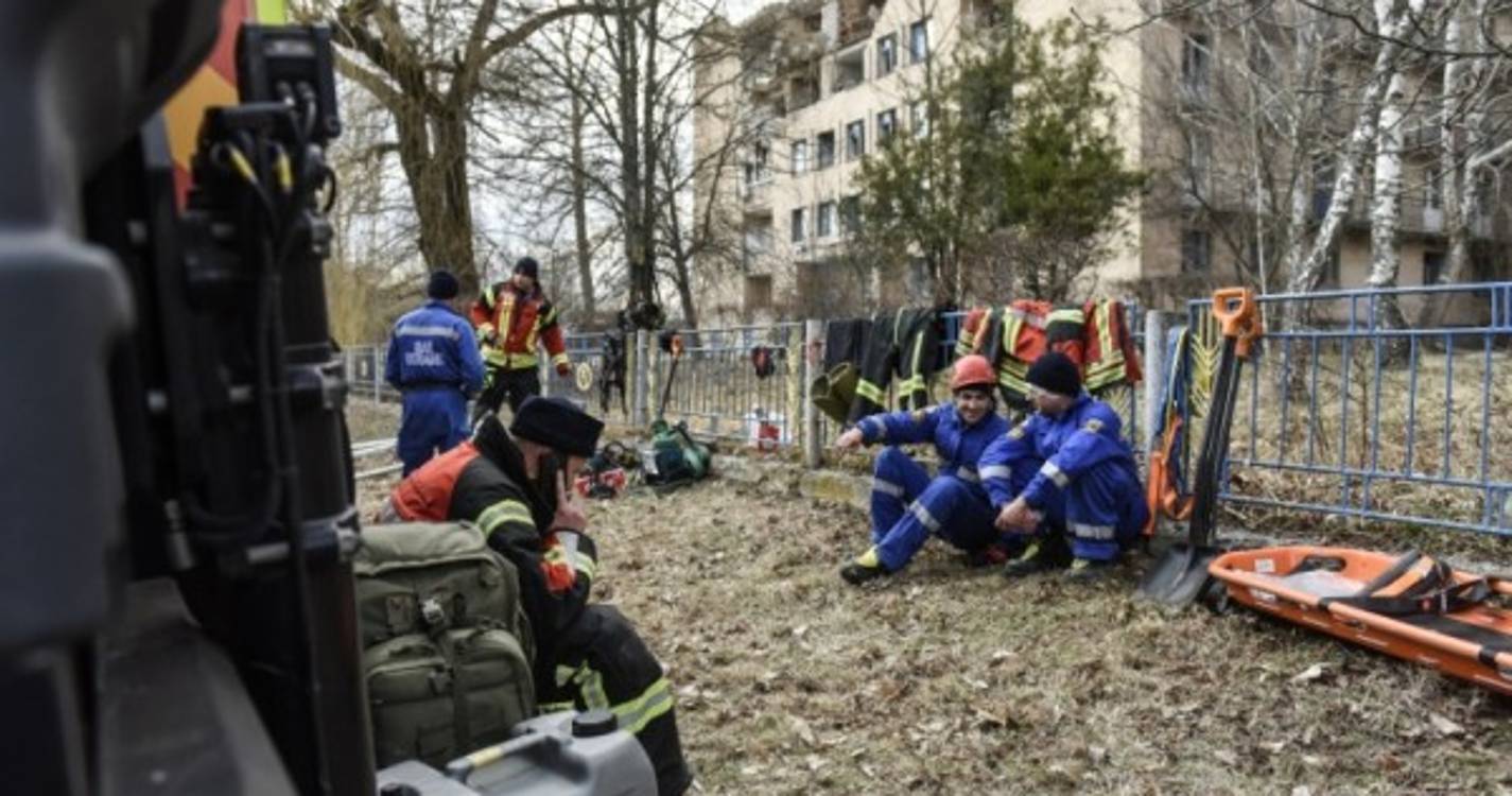 Ucrânia: Zelensky promete "responder a todos os ataques russos"