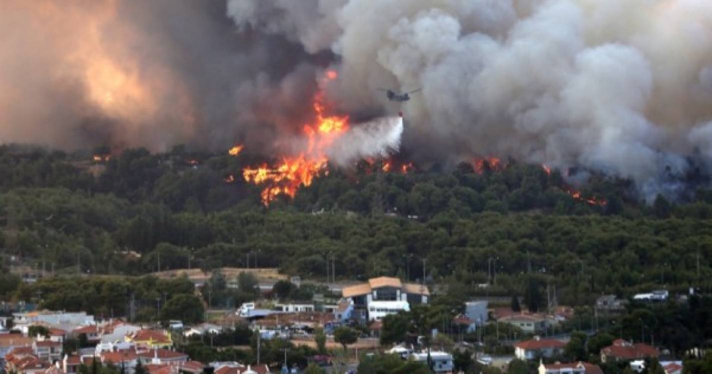 Bombeiros esperam controlar grande incêndio perto de Atenas nas próximas horas