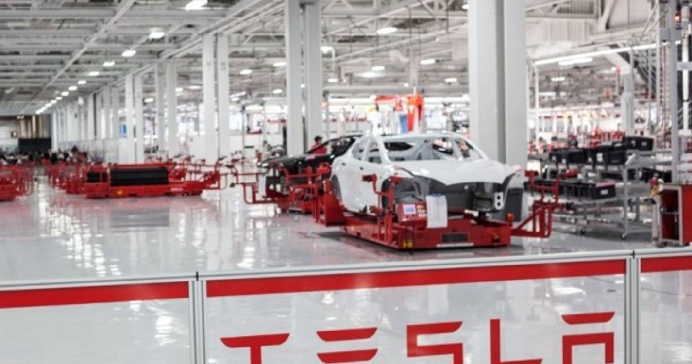 Tesla passa a aceitar pagamentos em criptomoeda "bitcoin"