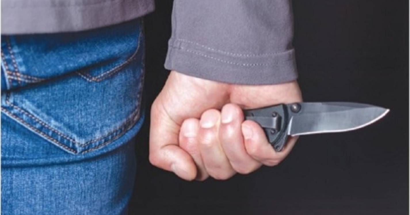 Turista esfaqueado nas costas na rua D. Carlos I na última madrugada