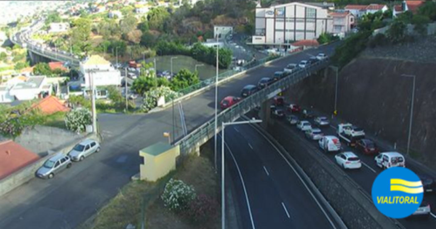 Acidente na via rápida, na zona da Boa Nova, entope trânsito