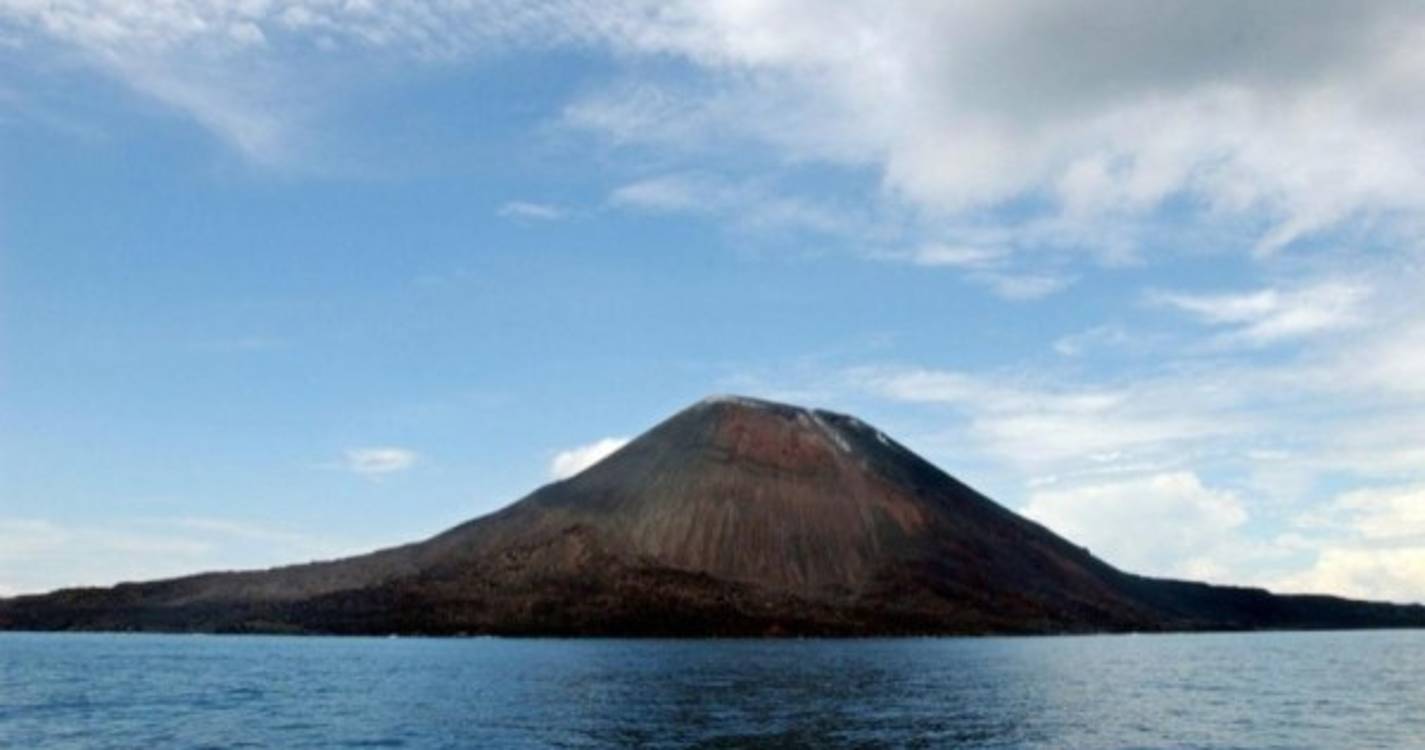 Vulcão Anak Krakatoa entrou em erupção na Indonésia