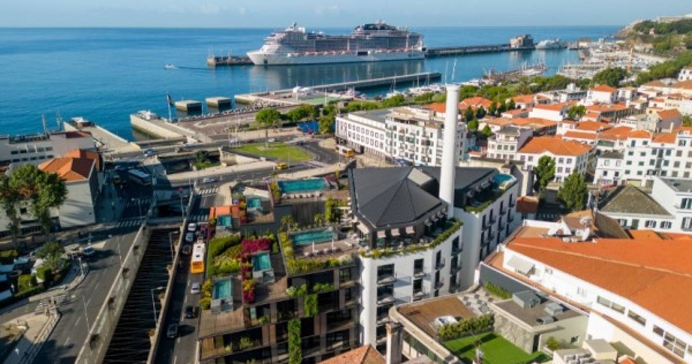 MSC Virtuosa embeleza hoje baía funchalense (com fotos)