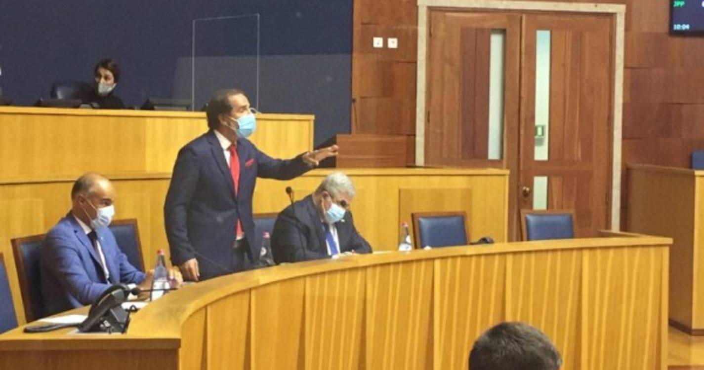 Paulo Alves "não faz falta nenhuma às escolas", responde Albuquerque