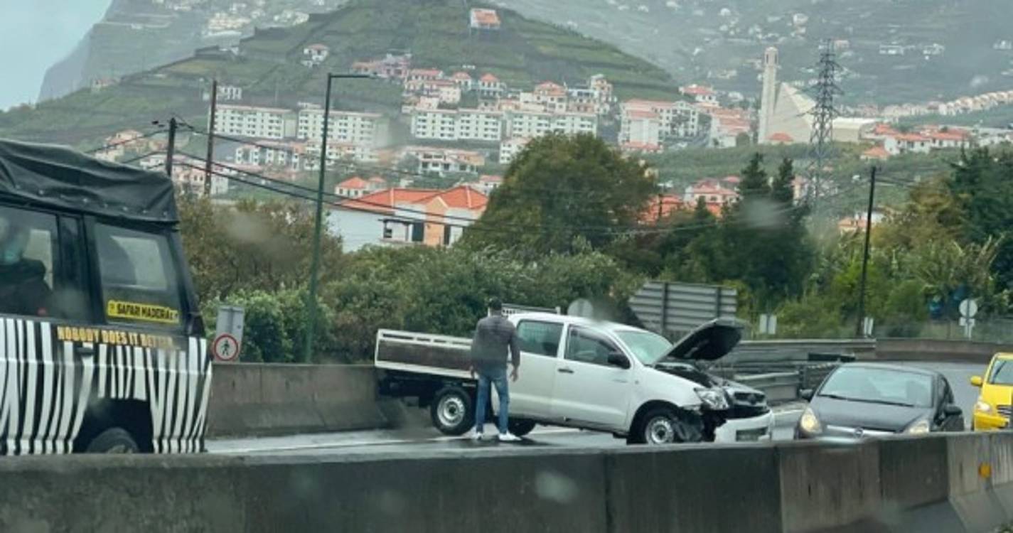 Acidente há instantes, envolvendo uma furgoneta, na via rápida na zona de Santa Rita
