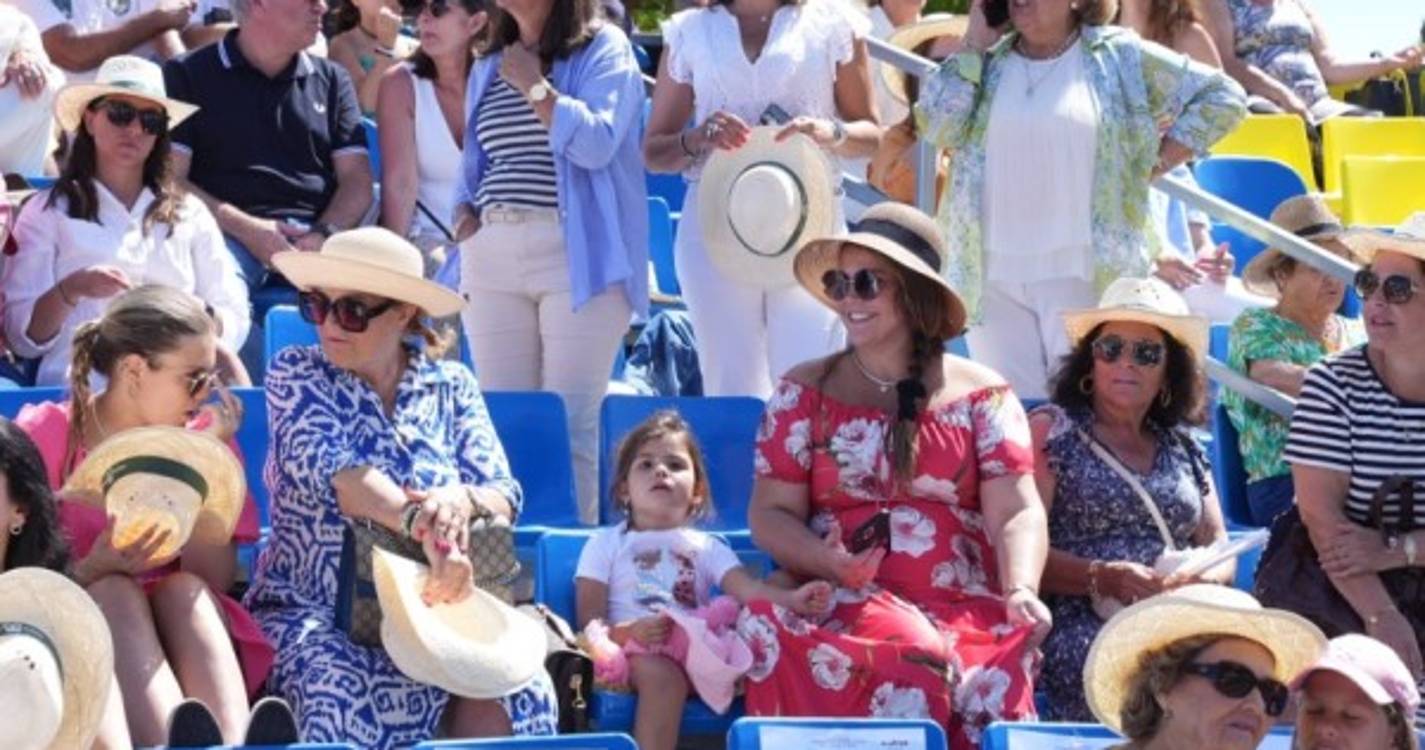 Festa da Flor: Veja quem está nas bancadas para assistir ao cortejo (com fotos)
